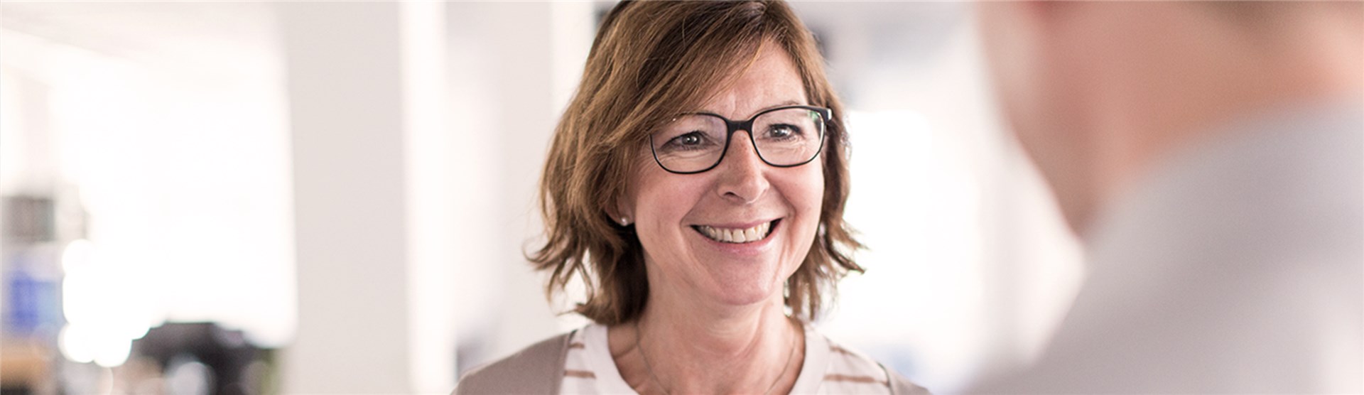 Chefin im Gespräch mit ihrem Kollegen.