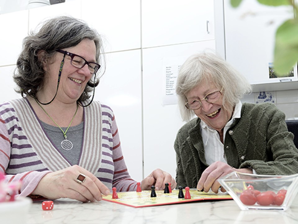 Zwei Erwachsene spielen ein Brettspiel