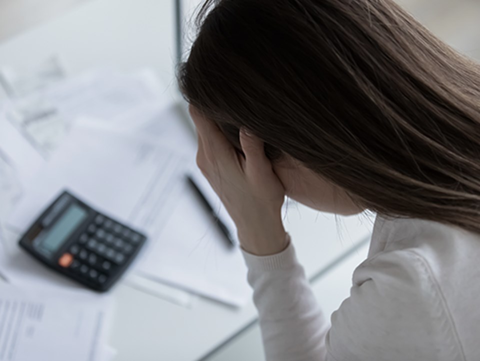 Frau fühlt sich verzweifelt nach der Berechnung Ausgaben mit finanziellen Problemen