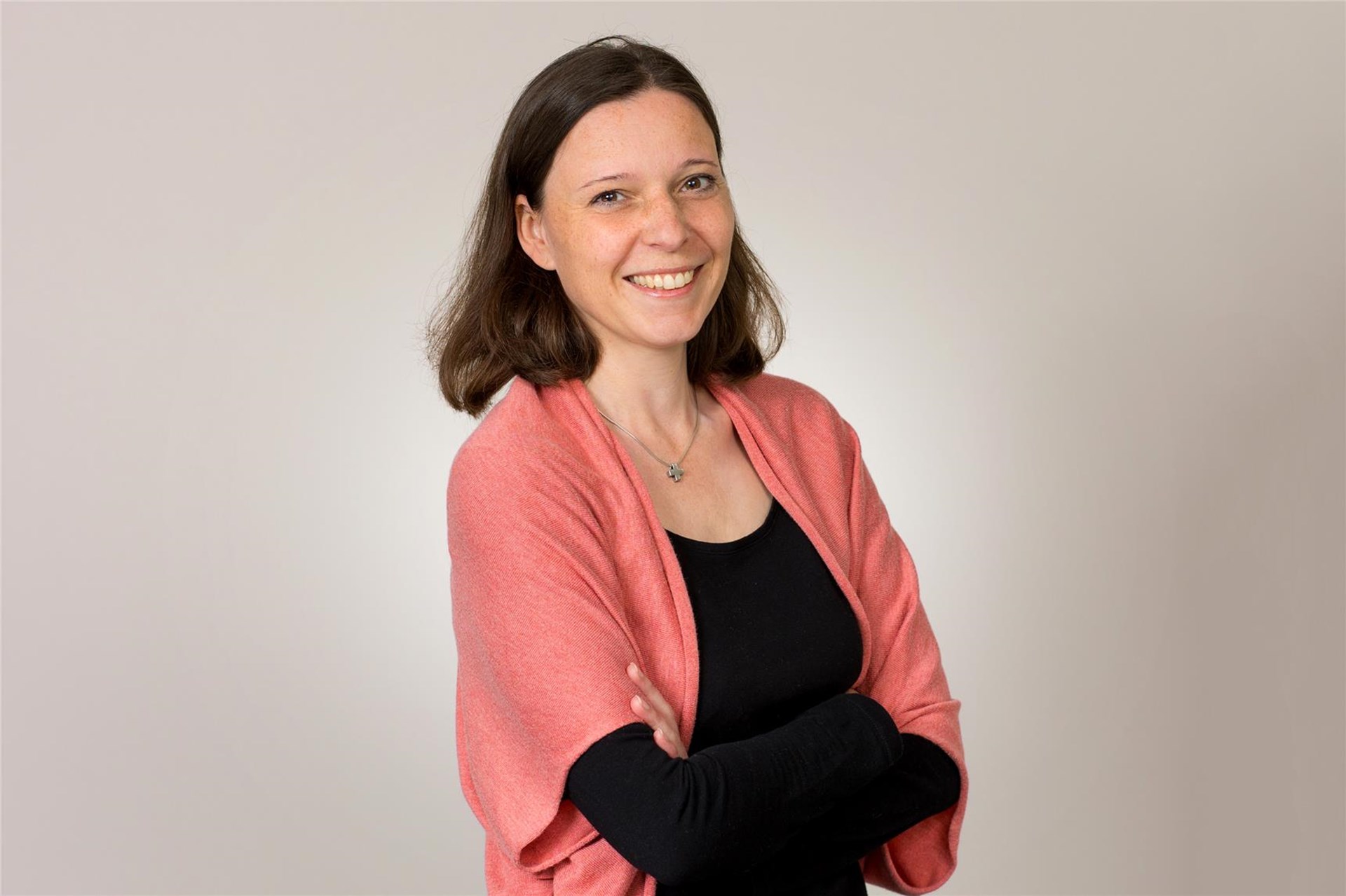 Portrait einer Frau. Simone Hippe, Verwaltungsmitarbeiterin Referat Familienhilfe