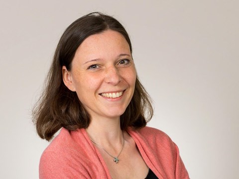 Portrait einer Frau. Simone Hippe, Verwaltungsmitarbeiterin Referat Familienhilfe