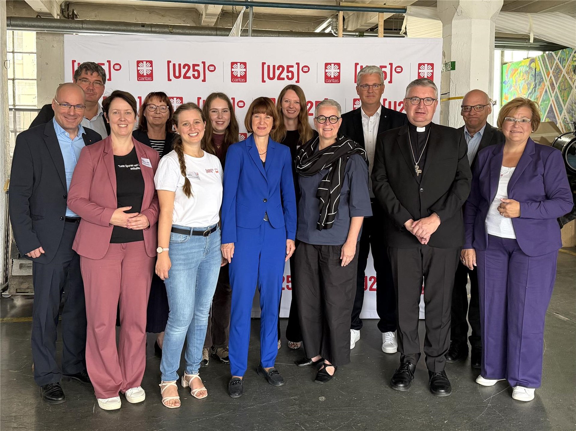 Gruppenfoto mit Männern und Frauen vor einer Pressewand mit dem Aufdruck U25.