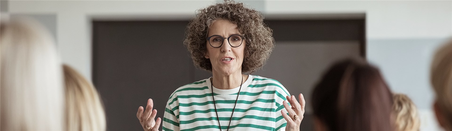 Erfahrungsaustausch von Frauen während des Seminars