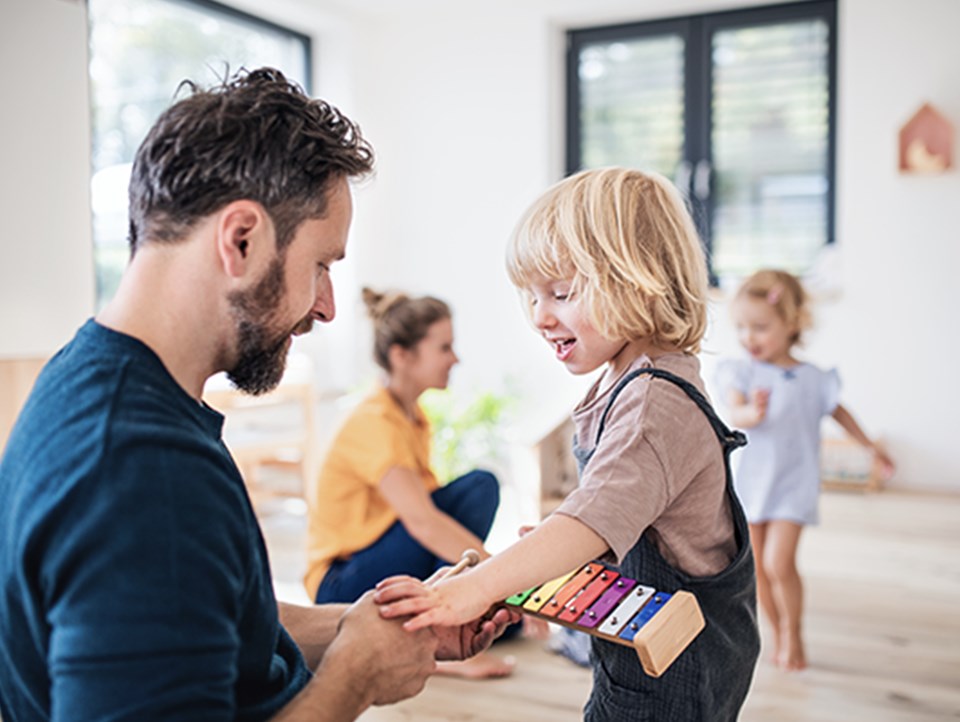 Erwachsene die mit Kindern spielen