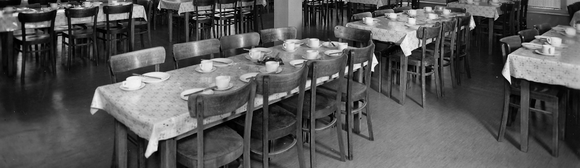 Leerer Essenssaal eines Kinderkurheims aus dem Jahr 1955