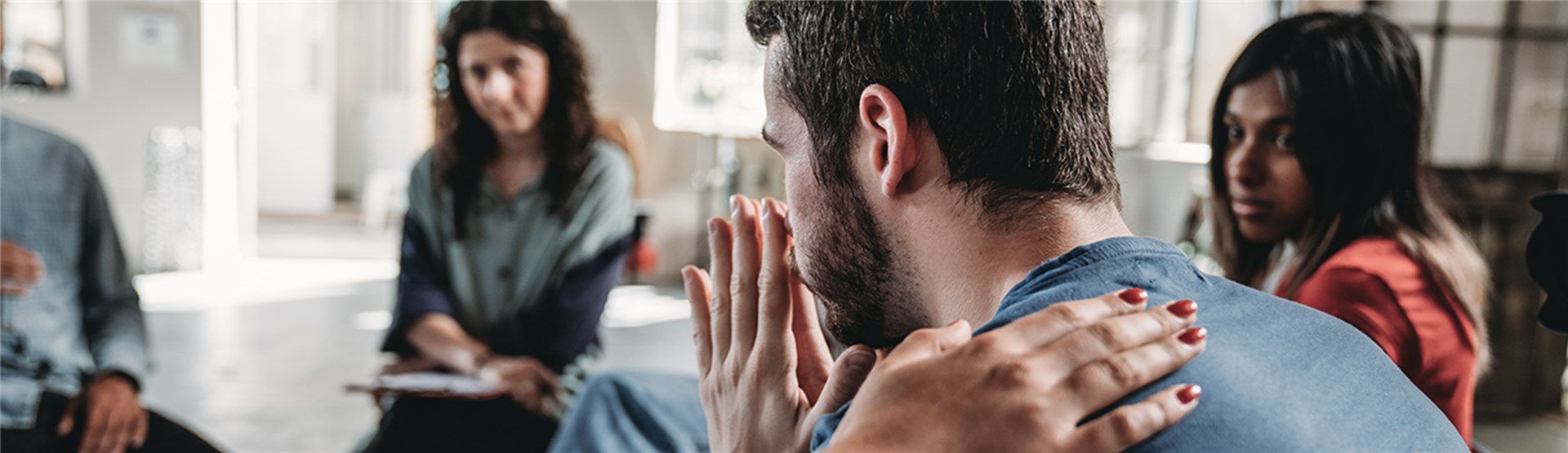 Mann der an einer Gruppentherapie teilnimmt