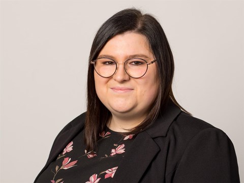 Portrait einer Frau. Sarah Blum, Finanzbuchhalterin