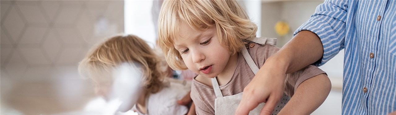 Erwachsene kochen mit Kindern