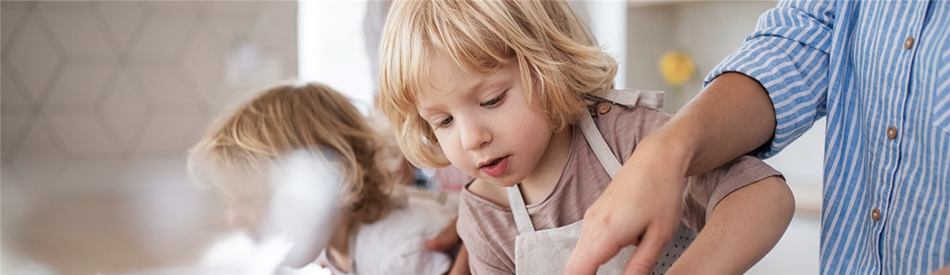 Erwachsene kochen mit Kindern